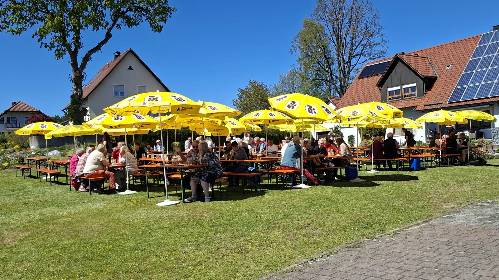 Maifest bei Freischütz Karmensölden mit bewährten Angebot von Bratwurst vom Rost, Bier vom Fass und großem Kuchenbuffett. Wir haben alle Gäste satt bekommen. (Bild: Stefan Neubauer)