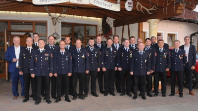 Das sind die geehrten Wehrmänner der Gemeinde Ursensollen mit Landrat, Bürgermeister und den Feuerwehr-Führungskräften. (Bild: Joachim Gebhardt)