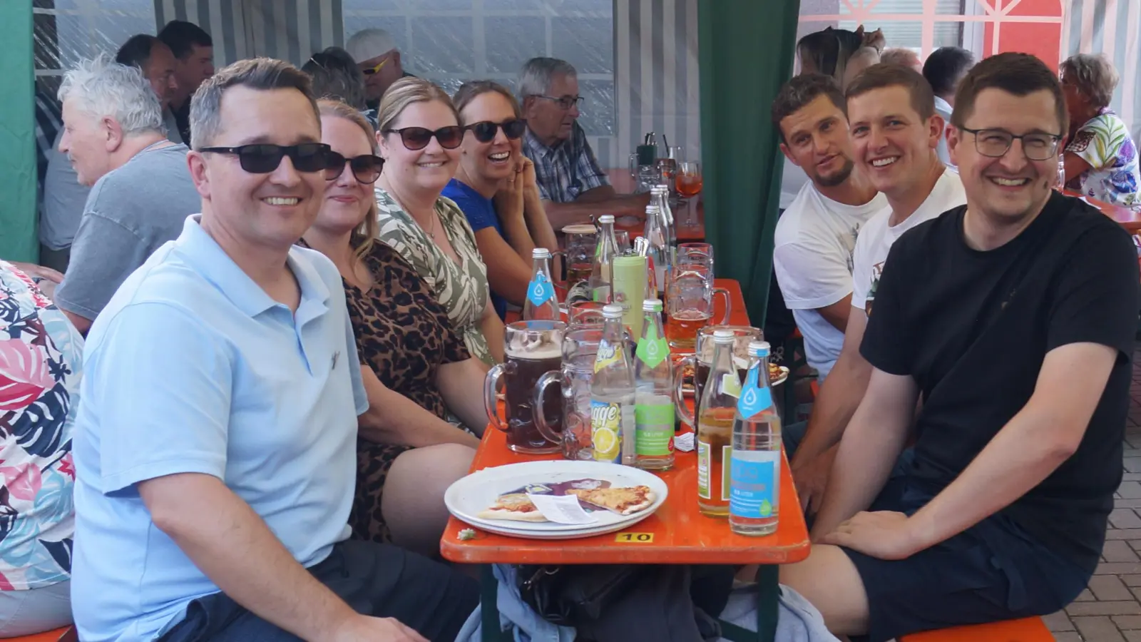 Die Gäste hatten wieder einen schönen Pizzaabend bei den Eichelbachschützen Weihern - Stein . Die Holzofen Pizzen waren wieder der Renner. (Bild: Hans-Jürgen Schlosser)