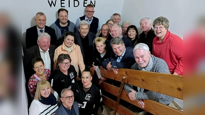 Neuwahlen standen beim Förderverein des FC Weiden-Ost auf der Tagesordnung. David Eckert führt wiederum den Verein an der Spitze.Eckert im Bild ganz unten. (Bild: Hans Forster)