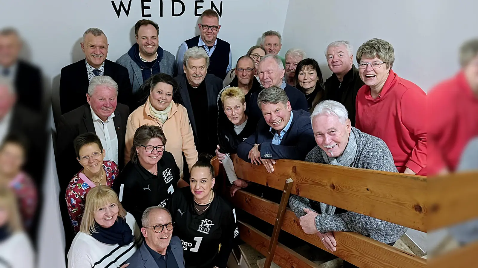 Neuwahlen standen beim Förderverein des FC Weiden-Ost auf der Tagesordnung. David Eckert führt wiederum den Verein an der Spitze.Eckert im Bild ganz unten. (Bild: Hans Forster)