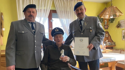 Kassier Georg Franzl, Ehrenmitglied Josef Schottenbauer und 1. Vorsitzender Hans Meißner (von links).  (Bild: Anita Meißner)