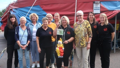 Der Förderverein der Grund- und Mittelschule Vilseck hat mit dem einwöchigen Zirkusprojekt eine großartige Sache auf die Beine gestellt. Vorsitzende Barbara Streit (Vierte von rechts) freut sich mit ihrem Helferteam über die Spende und dankt den Mitarbeiterinnen des Schnäppchenladens für die großzügige Zuwendung. (Bild: Rosi Hasenstab)