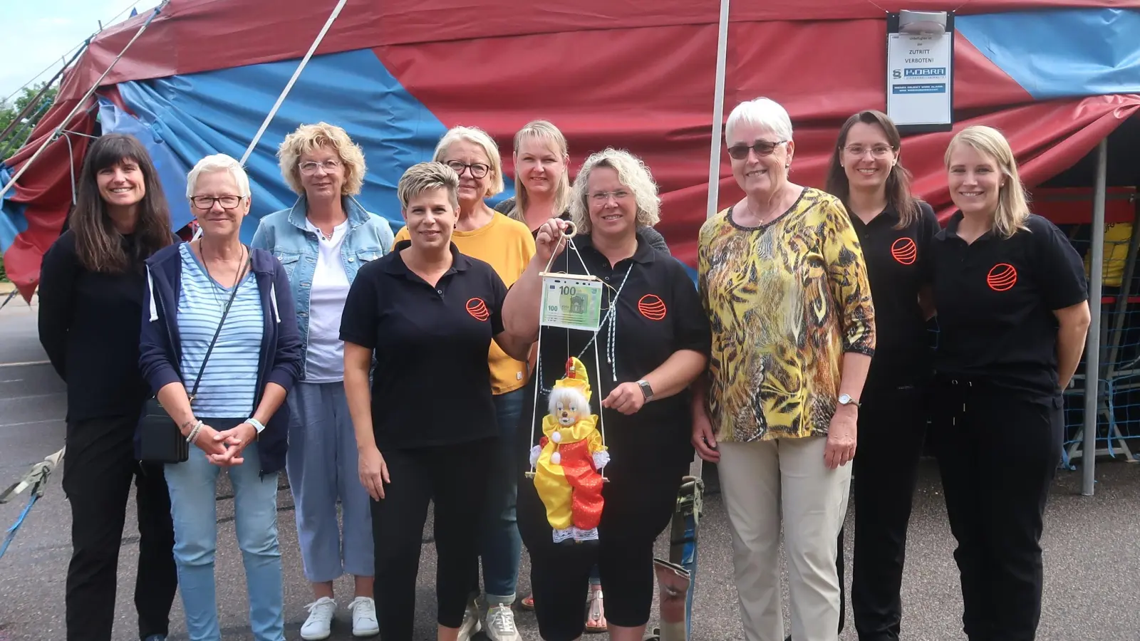 Der Förderverein der Grund- und Mittelschule Vilseck hat mit dem einwöchigen Zirkusprojekt eine großartige Sache auf die Beine gestellt. Vorsitzende Barbara Streit (Vierte von rechts) freut sich mit ihrem Helferteam über die Spende und dankt den Mitarbeiterinnen des Schnäppchenladens für die großzügige Zuwendung. (Bild: Rosi Hasenstab)