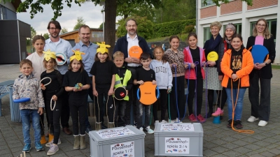 Alexander Ried und Florian Schwindler übergaben zwei Boxen mit Pausenhofspielgeräten an Rektorin Friederike Bösl (vierte von rechts) und Konrektor Peter Grosser (links). (Bild: Elfriede Weiß)