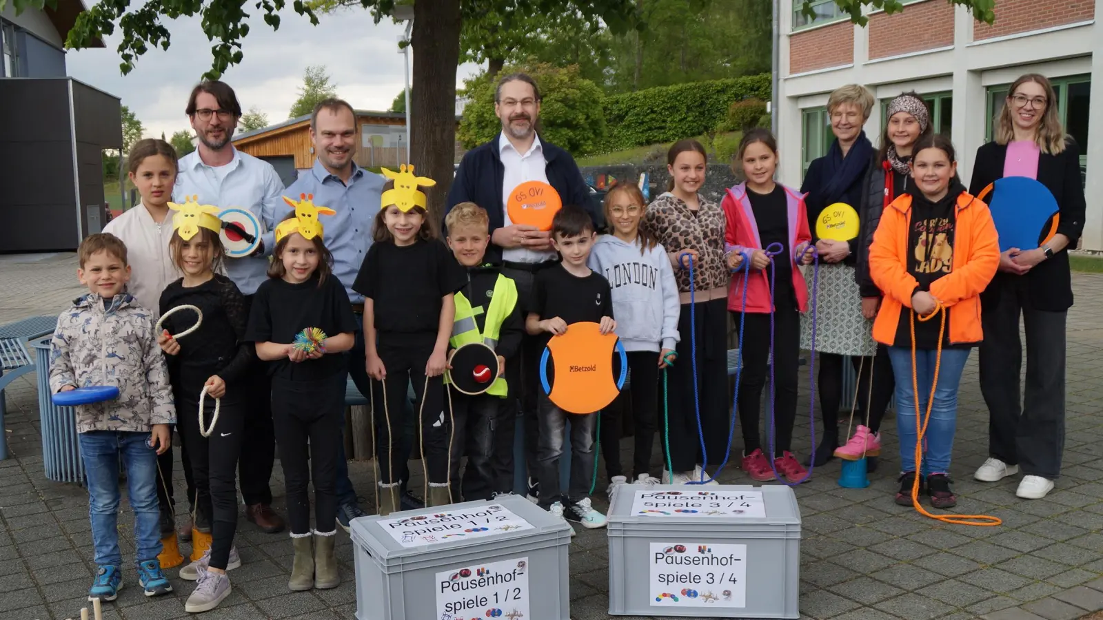 Alexander Ried und Florian Schwindler übergaben zwei Boxen mit Pausenhofspielgeräten an Rektorin Friederike Bösl (vierte von rechts) und Konrektor Peter Grosser (links). (Bild: Elfriede Weiß)