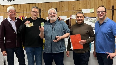 SPD- Bürgermeisterkandidat Michael Gradl (rechts) und SPD-Landratskandidat Michael Rischke (links) gratulierten den Gewinnern des diesjährigen SPD-Preisschafkopfes Andreas Gorgner, Paul Gehr und Gottfried Bockeis (von links). (Bild: Waltraud Lobenhofer)