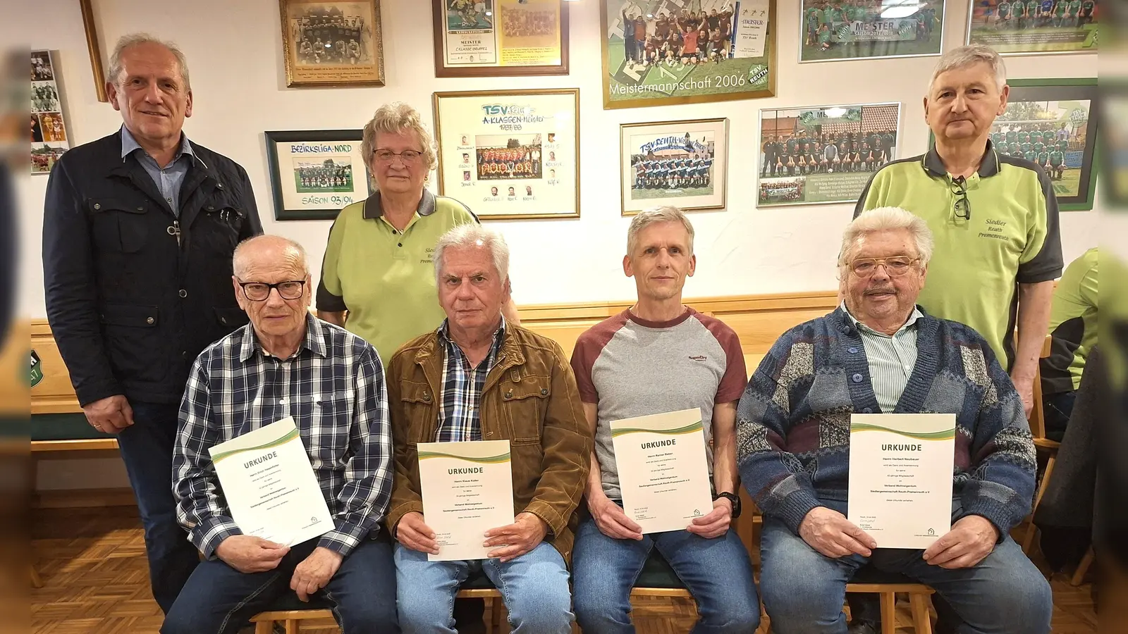 Die Geehrten Erich Hasenfürter, Klaus Koller, Rainer Reber und Herbert Neubauer (vorne sitzend von links nach rechts) mit Bürgermeister Werner Prucker, erster Vorsitzenden Erna Ulrich und zweitem Vorsitzenden Bernhard Greger (hinten von links nach rechts) (Bild: Stefanie Kramer)