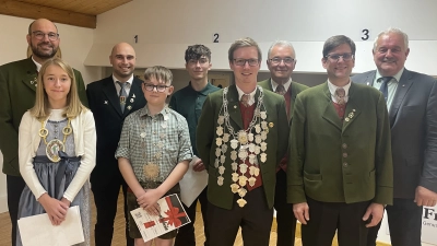 hinten von links: Vorstand Johannes Kirchner, Gaujugendleiter Manuel Ernst, Julien Lenk, Schützenmeister Franz Paschke, Bürgermeister Johann Burger<br>vorne von links: Ida Burger, Noah Eckert, Sportleiter Julian Männer, Jugendleiter Matthias Menzel (Bild: Peter Härtl)