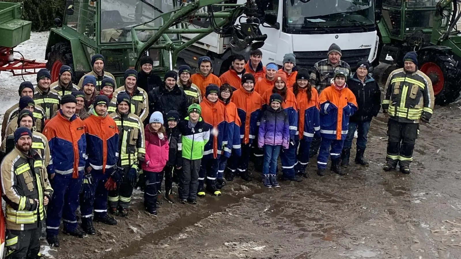 Die Jugendfeuerwehr und die Aktiven sowie die Vereinsmitglieder der Feuerwehr Schwarzenfeld sammelten wieder zahlreiche Christbäume in und um Schwarzenfeld ein. (Bild: Andreas Fleischmann)