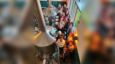 Modernes Sudhaus der Schlossbrauerei Hirschau. <br>Vorne links: 2.Vorsitzende KDFB Schlicht Frau Christa Münster. Mittig: Diplom Getränketechnologe Bachelor off Eng. Brau und Getränketechnologie Herr Sebastian Dorfner. (Bild: Christa Münster)