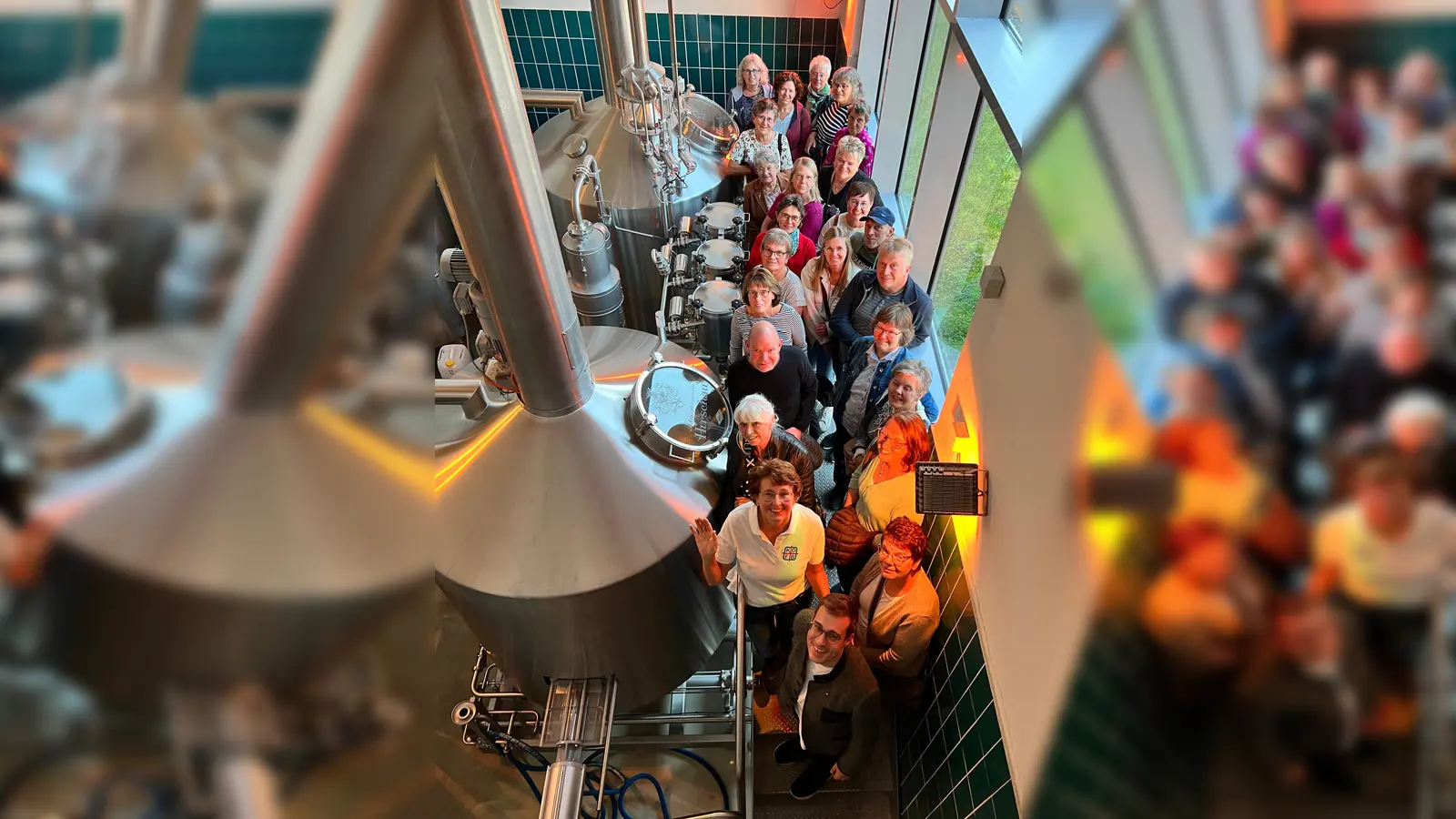 Modernes Sudhaus der Schlossbrauerei Hirschau. <br>Vorne links: 2.Vorsitzende KDFB Schlicht Frau Christa Münster. Mittig: Diplom Getränketechnologe Bachelor off Eng. Brau und Getränketechnologie Herr Sebastian Dorfner. (Bild: Christa Münster)