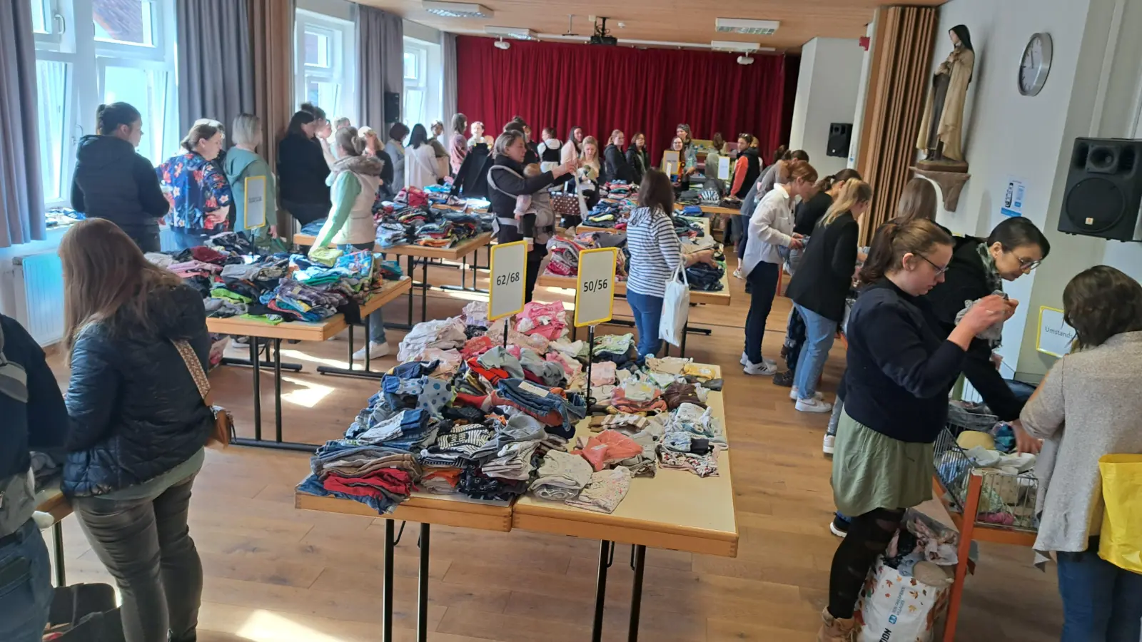 Besucher beim Stöbern  (Bild: Pamela Wünsche)