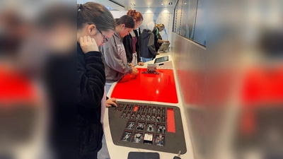 Die Schüler erhielten wertvolle Einblicke in die Berufswelt der Metall- und Elektroindustrie. (Bild: Christa Wilhelm)