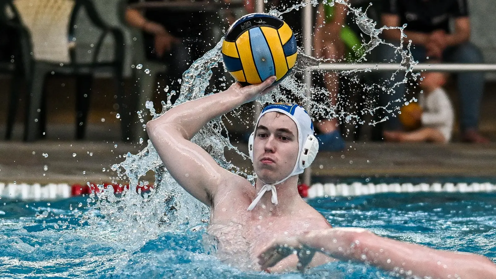 Maxi Strauch mit dem Ball (Bild: Jonas Löffler)