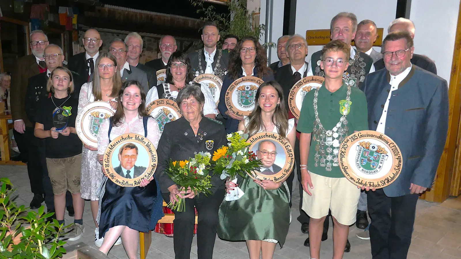 Im früheren Kummerthof in Neunkirchen bei Weiden feierte der Oberpfälzer Schützen-Nordgau seine Gaukönige. Erstmals wurde mit Laura Presche (links Dritte von oben) eine Lichtgewehrkönigin gekürt. (Bild: Thomas Busch )