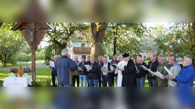 Der Männergesangverein Illschwang mit Chorleiter Clemens Lindner, seit 40 Jahren in Ödputzberg dabei, sorgte auch heuer für die musikalische Mitgestaltung beim Flurkreuz in der Ortsmitte. Zu den Sängern gehörten auch Pfarrer Thomas Schertel und Diakon Georg Lindner (Bildmitte) (Bild: Norbert Weis)