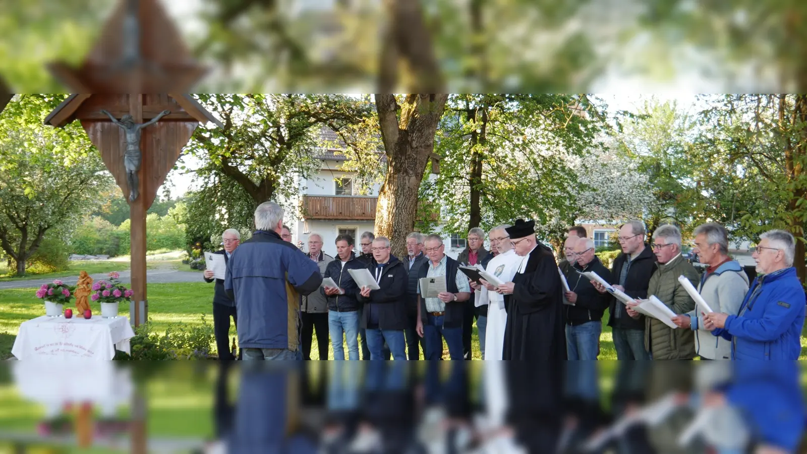 Der Männergesangverein Illschwang mit Chorleiter Clemens Lindner, seit 40 Jahren in Ödputzberg dabei, sorgte auch heuer für die musikalische Mitgestaltung beim Flurkreuz in der Ortsmitte. Zu den Sängern gehörten auch Pfarrer Thomas Schertel und Diakon Georg Lindner (Bildmitte) (Bild: Norbert Weis)