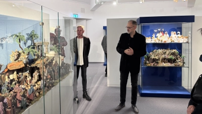 Auf dem Bild ist Erk Baumann in der Sonderausstellung „Tonkrippen in Marktredwitz und Europa“ zu sehen. (Bild: Pauline Manzke)