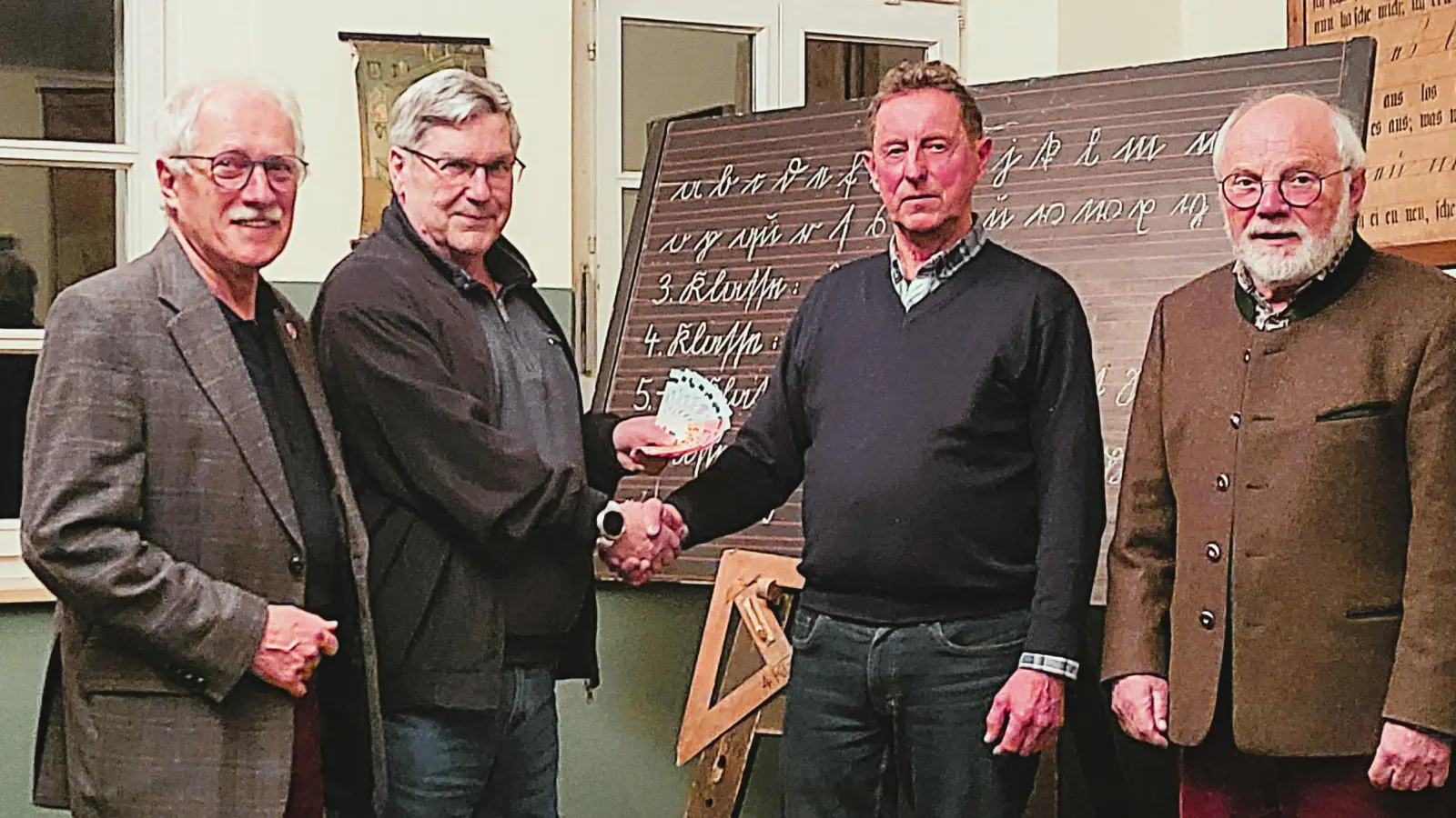 Helmut Heinl, Dieter Radl und Walter Heldrich von KulturAS überreichten die Spende an Herbert Übelacker, den 1. Vorsitzenden des Schulmuseums.  (Bild: Walter Heldrich)