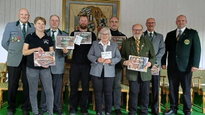 v.l.: 1.Schützenmeister Alfred Koch, Margit Schertel, Josef Thoenissen, Daniel Grüner, Margarete Euwens-Albrecht, Stephan Ascherl, Bruno Salomon, Georg Hoffmann, 1.Gauschützenmeister Florian Greil (Bild: Bettina Sammet)
