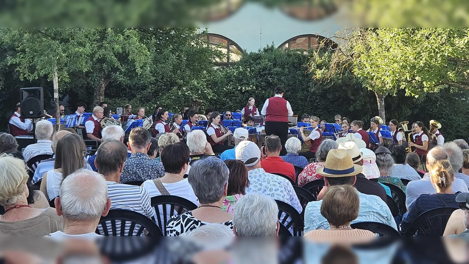 Musikverein Freudenberg gestaltete Malteserserenade mit abwechslungsreichen Programm unter der Leitung von Dirigentin Helena Goldbach (Bild: Wolfgang Lehnert)