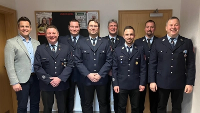 Erster Bürgermeister Rudolph Teplitzky, Erster Vorsitzender Josef Bayer, Zweiter Vorsitzender Josef Hauer, Erster Kommandant Michael Schlagenhaufer, KBI Christian Weinfurtner, Zweiter Kommandant Jonas Kleber, KBM Peter Killermann, Ehem. Zweiter Kommandant Stefan Hammerer (von links). (Bild: Lukas Zimmermann)