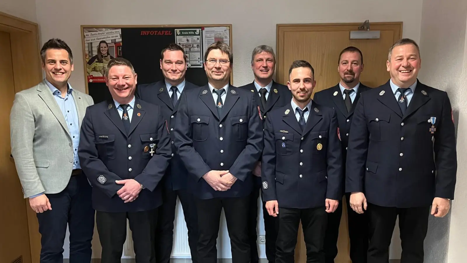 Erster Bürgermeister Rudolph Teplitzky, Erster Vorsitzender Josef Bayer, Zweiter Vorsitzender Josef Hauer, Erster Kommandant Michael Schlagenhaufer, KBI Christian Weinfurtner, Zweiter Kommandant Jonas Kleber, KBM Peter Killermann, Ehem. Zweiter Kommandant Stefan Hammerer (von links). (Bild: Lukas Zimmermann)