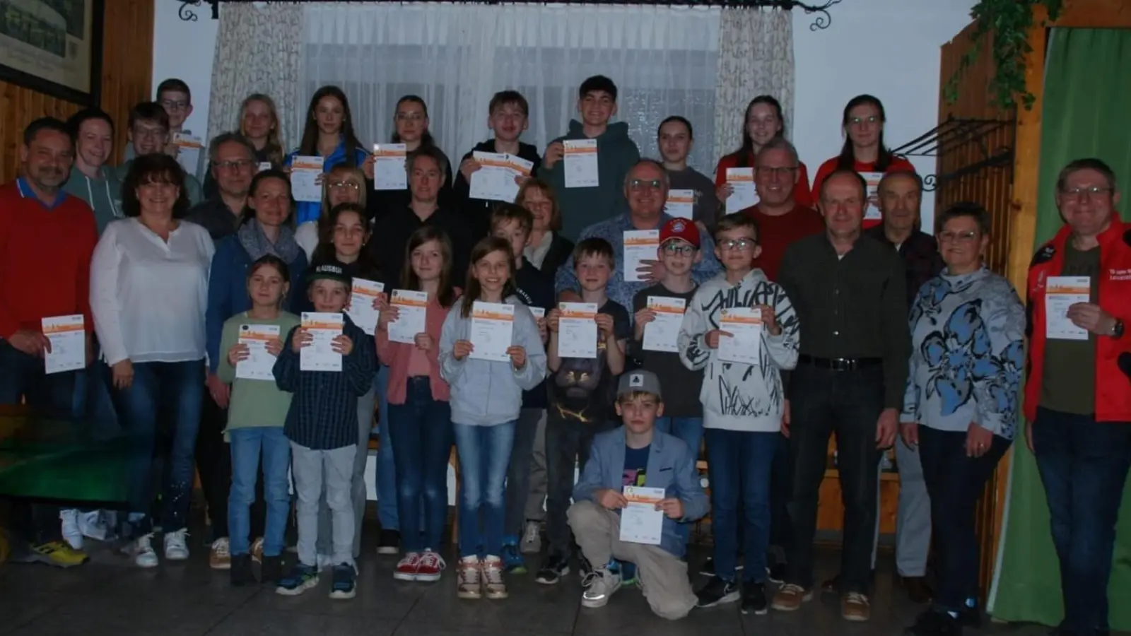 40 Kinder- und Jugendliche und 18 Erwachsene freuten sich über ihre Sportabzeichen-Urkunden und Ehrennadeln. (Bild: Martin Putzlocher)