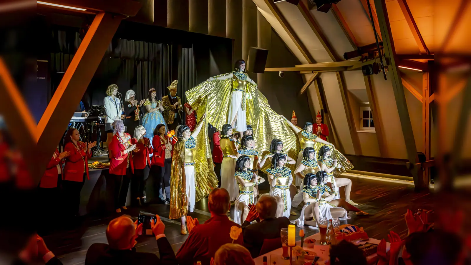 Die Auftritte der Faschingsgarden aus dem Landkreis Amberg-Sulzbach sind fester Bestandteil des Landkreisballs. (Bild: Marcus Rebmann)