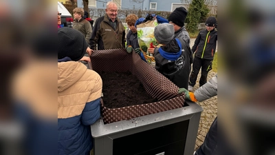 Herr Gregor Ziegler zusammen mit den Schülern der Realschule im Stiftland. (Bild: Barbara Strenge)