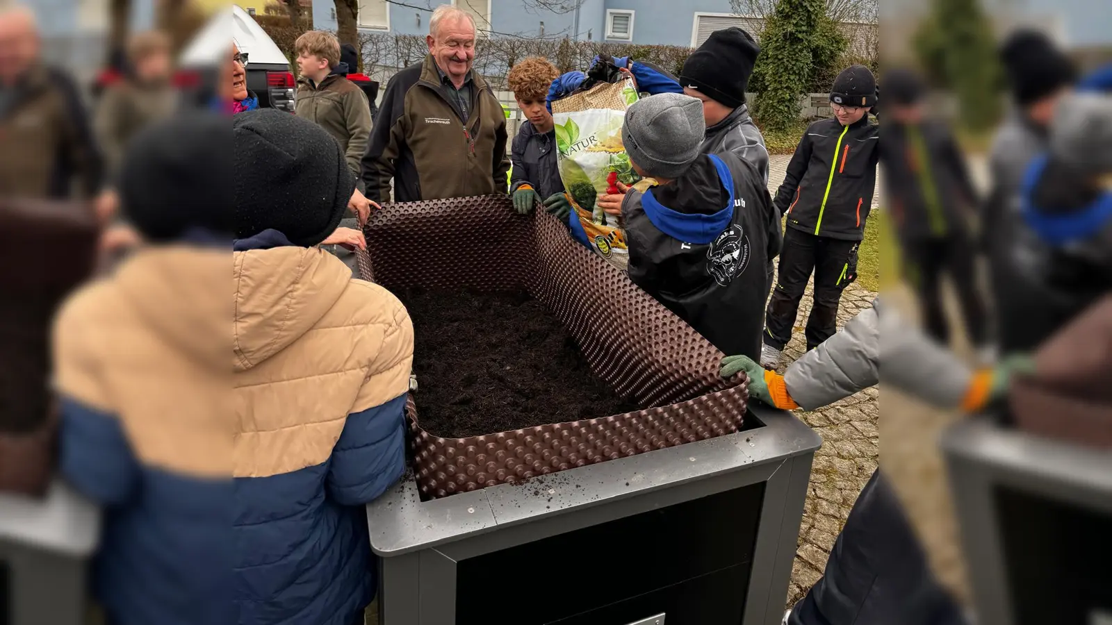 Herr Gregor Ziegler zusammen mit den Schülern der Realschule im Stiftland. (Bild: Barbara Strenge)