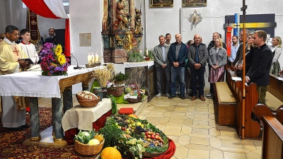 Die Erntegaben wurden von den Abordnungen der verschiedenen Gruppen im Dorf zum Altar gebracht. Pater Xavier zelebrierte den Gottesdienst. (Bild: Fritz Dietl)