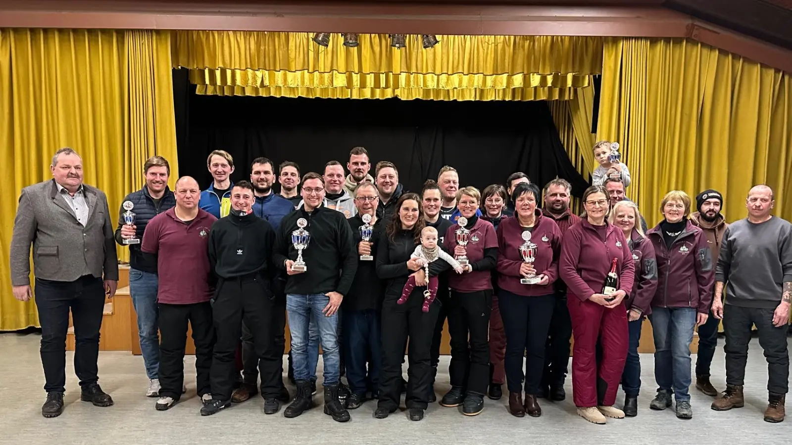 Stehend links 2. Bürgermeister Michael Schedl, stehend rechts Turnierleiter Bernhard Weber. (Bild: Felix Weigl)