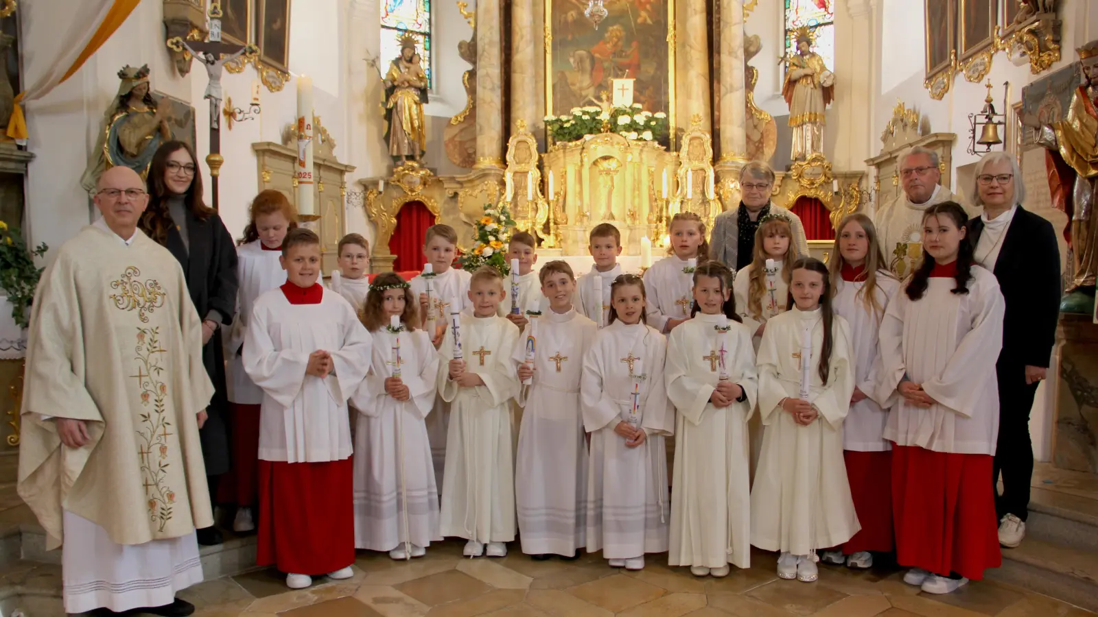 Sechs Buben und sechs Mädchen feierten ihre Erstkommunion in der Pfarrkirche St. Martin Niedermurach. Mit ihnen freuten sich Pfarrer Herbert Rösl und Lehramtsanwärterin Lorena Müllner (von links) sowie Rektorin Ortrud Sperl, Pfarrer Max Stigler und Mesnerin Renate Pflug (von rechts) sowie die diensthabenden Ministranten. (Bild: Josef Böhm)