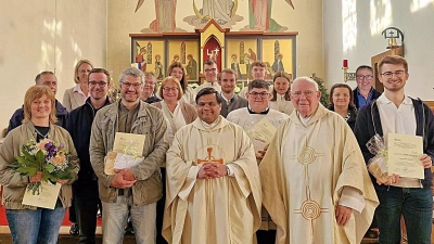 Im Bild: die ausscheidenden und neu gewählten Mitglieder des Pfarrgemeinderats. Von links vorne Erika und Uwe Heider, Pfarrer Martin, Tobias Megies, Pfarrer Siegfried Wölfel i.R., Maximilian Heindl; hinten rechts Thomas Stengl (Bild: Linus Kaßeckert)