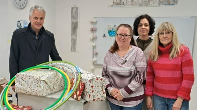 Übergabe der Geschenke an die Mittagsbetreuung im Beisein des Bürgermeisters - Andrea Kick, Pamela Wünsche, Andrea Egner, Thomas Meiler (von rechts). (Bild: Pamela Wünsche)
