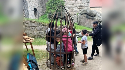Kinder drängten sich in den mittelalterlichen Folterkäfig (Bild: Mine Incirlioglu)