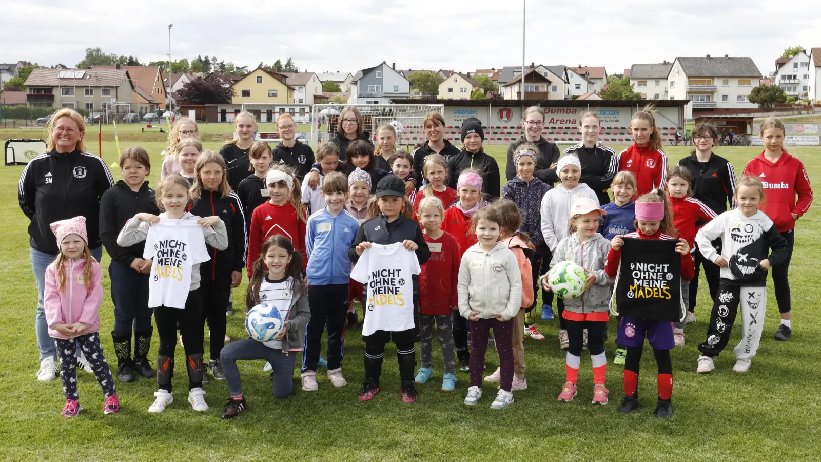 Die teilnehmenden Mädchen nach Übergabe der Präsente durch den BFV-Vertreter Georg Müllner  (Bild: Stephan Schmidt)
