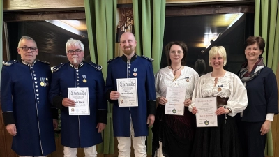 Die Ehrungen bei der Bürgerwehr nahmen der scheidende Vorsitzende Helmut Fukerider (links) sowie 2. Bürgermeisterin Tanja Kippes (rechts) vor. (Bild: Bernhard Knauer)