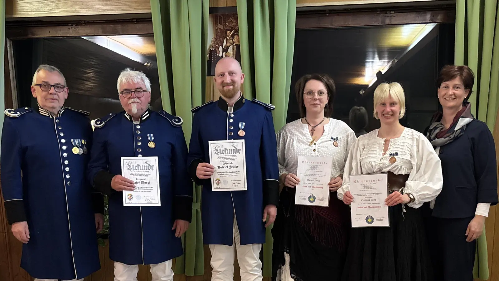 Die Ehrungen bei der Bürgerwehr nahmen der scheidende Vorsitzende Helmut Fukerider (links) sowie 2. Bürgermeisterin Tanja Kippes (rechts) vor. (Bild: Bernhard Knauer)