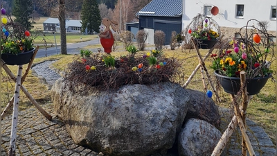 Osterbrunnen am Dorfplatz Altglashütte (Bild: Andrea Träger)