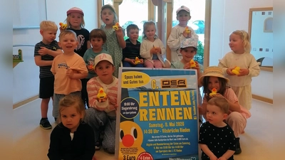 Große Freude bei den Kindern für die spendierten Plastkvögel des 1.FC Rieden zum Entenrennen am 9. Mai an der Vils. (Bild: Steffen Genrich)