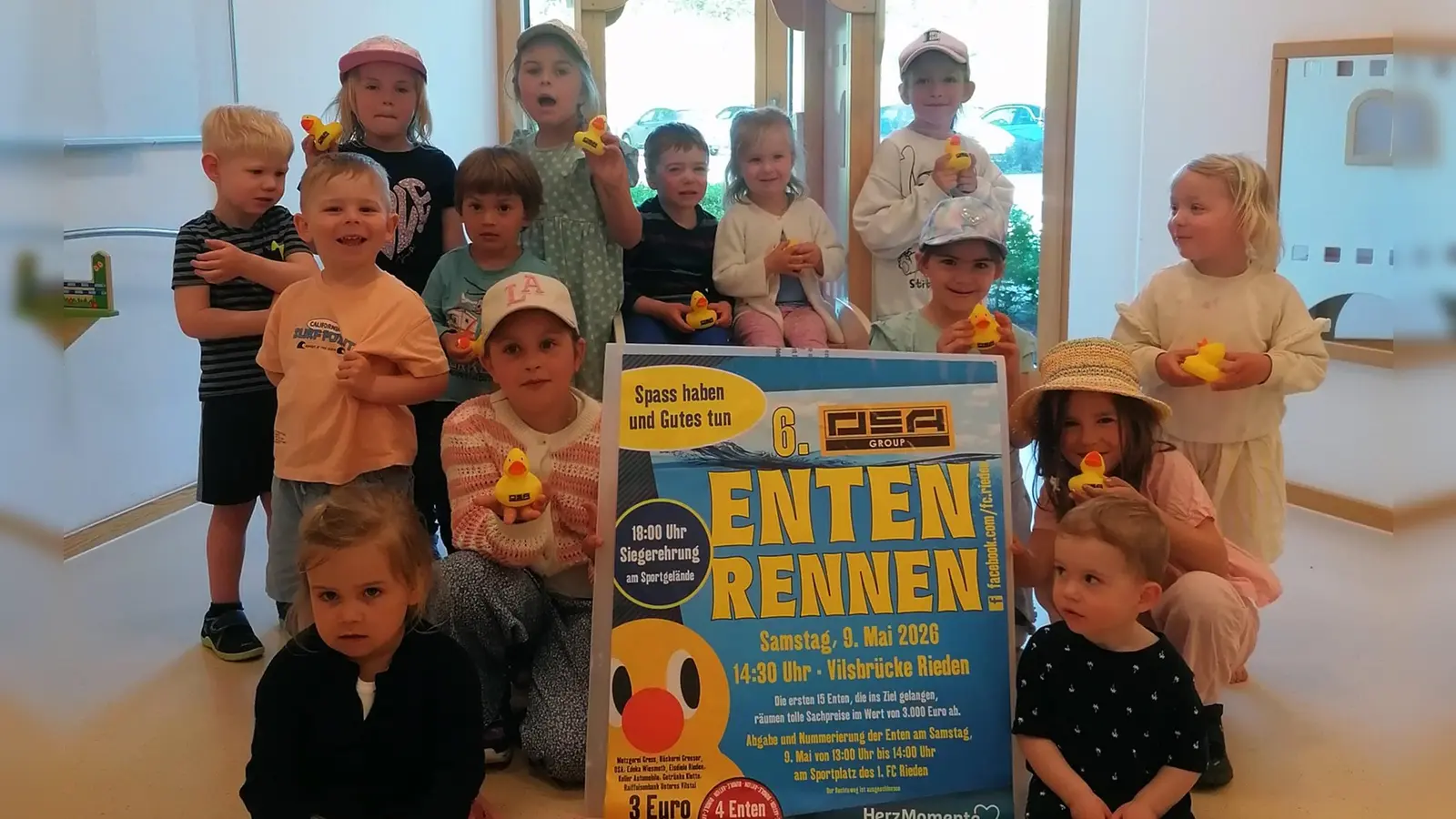 Große Freude bei den Kindern für die spendierten Plastkvögel des 1.FC Rieden zum Entenrennen am 9. Mai an der Vils. (Bild: Steffen Genrich)