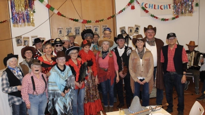 Bunt und durchaus auch etwas wild ging es beim Schlichter Seniorenfasching zu, bei dem sich am Ende Betreuungsteam, alle Besucher und Akteure einig waren: Ein toller Nachmittag! (Bild: Karl Kohl)