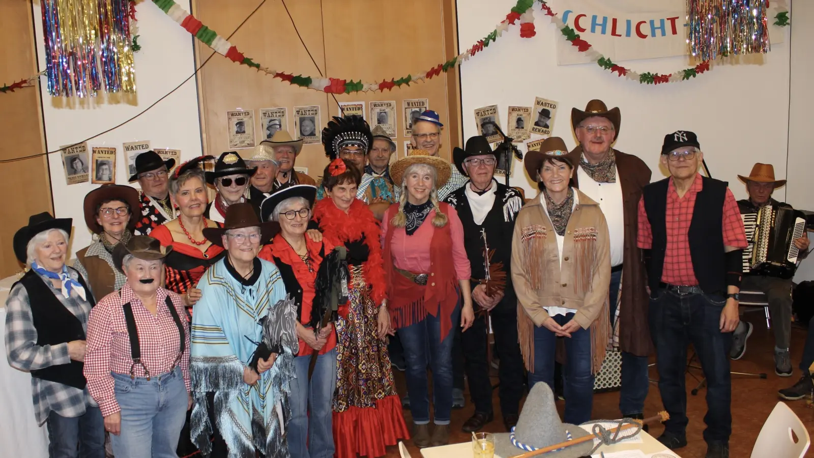 Bunt und durchaus auch etwas wild ging es beim Schlichter Seniorenfasching zu, bei dem sich am Ende Betreuungsteam, alle Besucher und Akteure einig waren: Ein toller Nachmittag! (Bild: Karl Kohl)