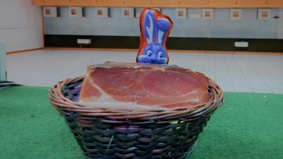 Kein Osterschießen ohne Schinken bei Freischütz Karmensölden. (Bild: Stefan Neubauer)