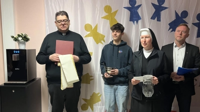 Pfarrer Walter Hellauer (links) und Pfarrer Horst Kurz (rechts) weihten die Anlage ein, Provinzoberin Sr. Theresia Hauthaler hielt eine Rede. (Bild: Heidi Kurz)