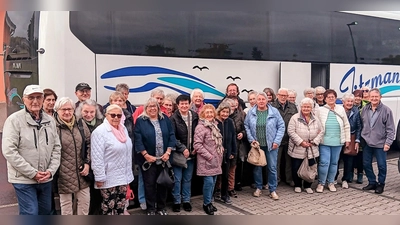 Abschlussfoto der Reisegruppe AWO Störnsten bei Lebkuchen Rosner in Waldsassen  (Bild: Johann Völkl)