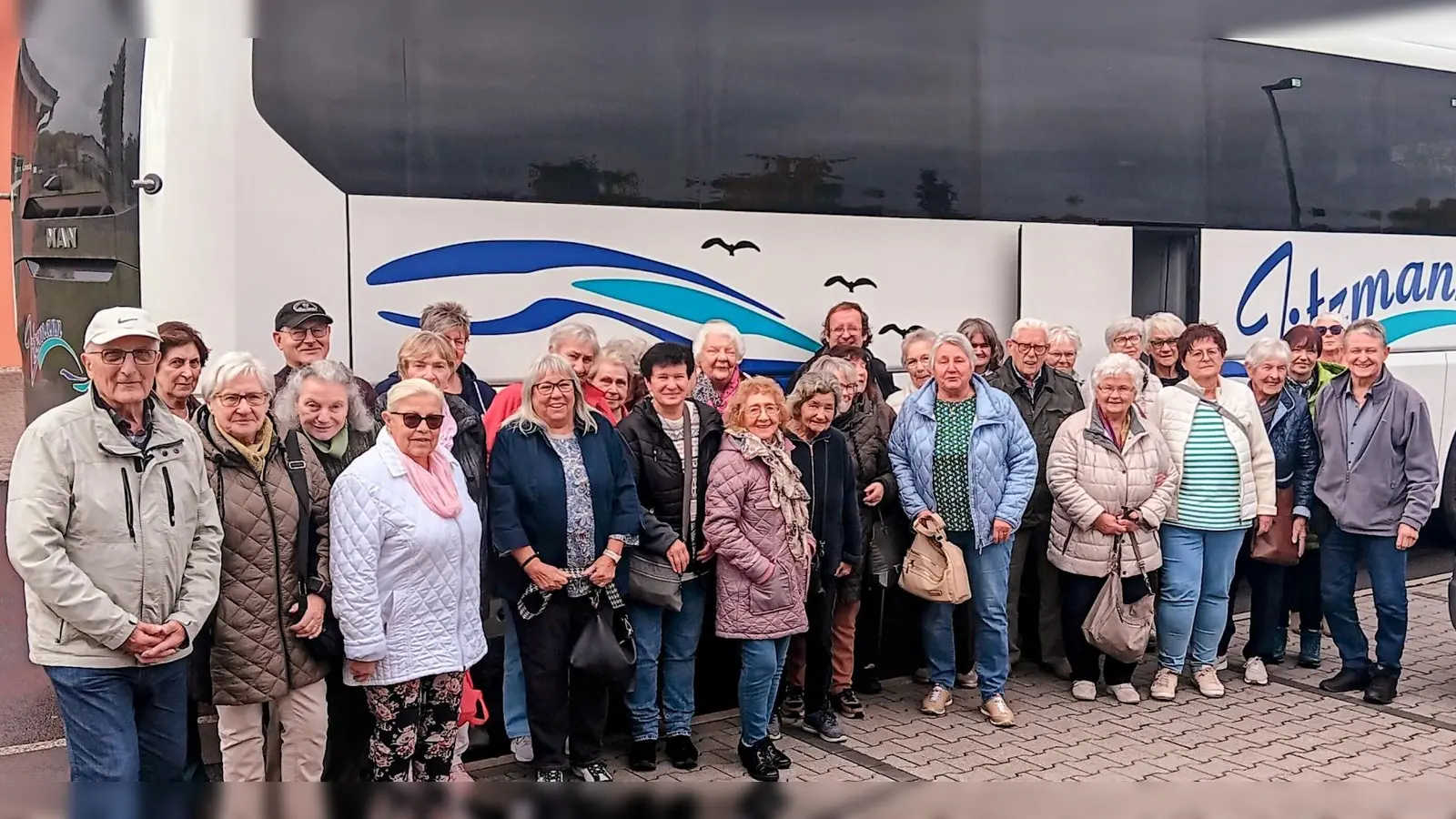 Abschlussfoto der Reisegruppe AWO Störnsten bei Lebkuchen Rosner in Waldsassen  (Bild: Johann Völkl)